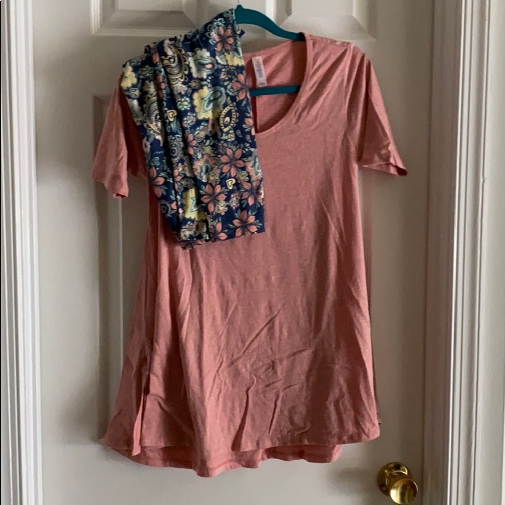 LuLaRoe Perfect Tee & Legging Outfit